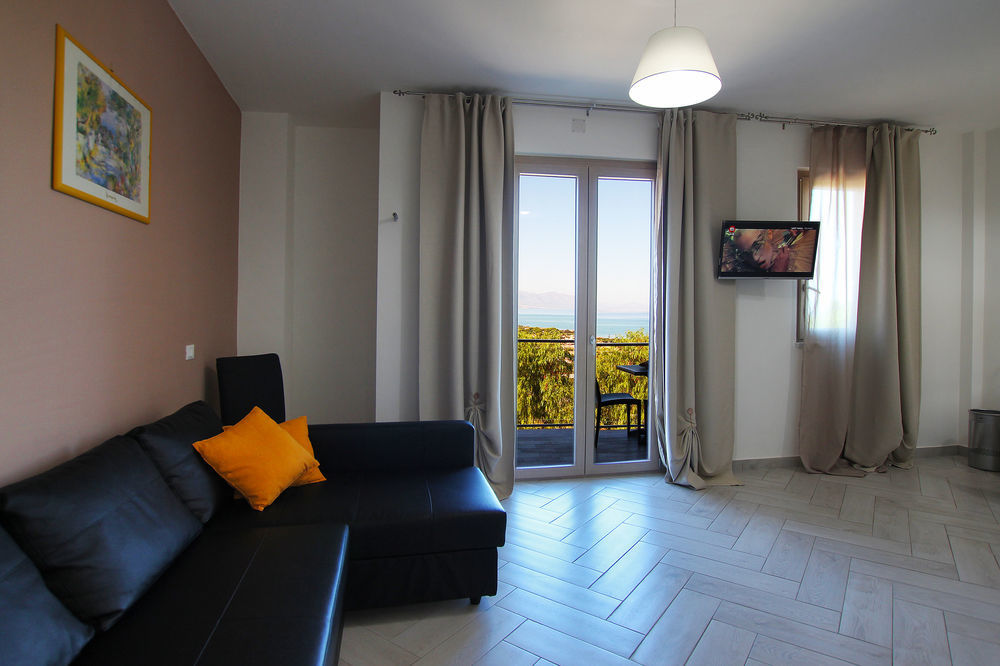 Belvedere Rent Rooms Кампофеличе ди Рокела Екстериор снимка